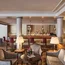 Elegante Hotellounge mit Bar, Sesseln und warmem Beleuchtungskonzept