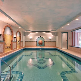 Innenpool mit mediterraner Wand- und Deckenbemalung