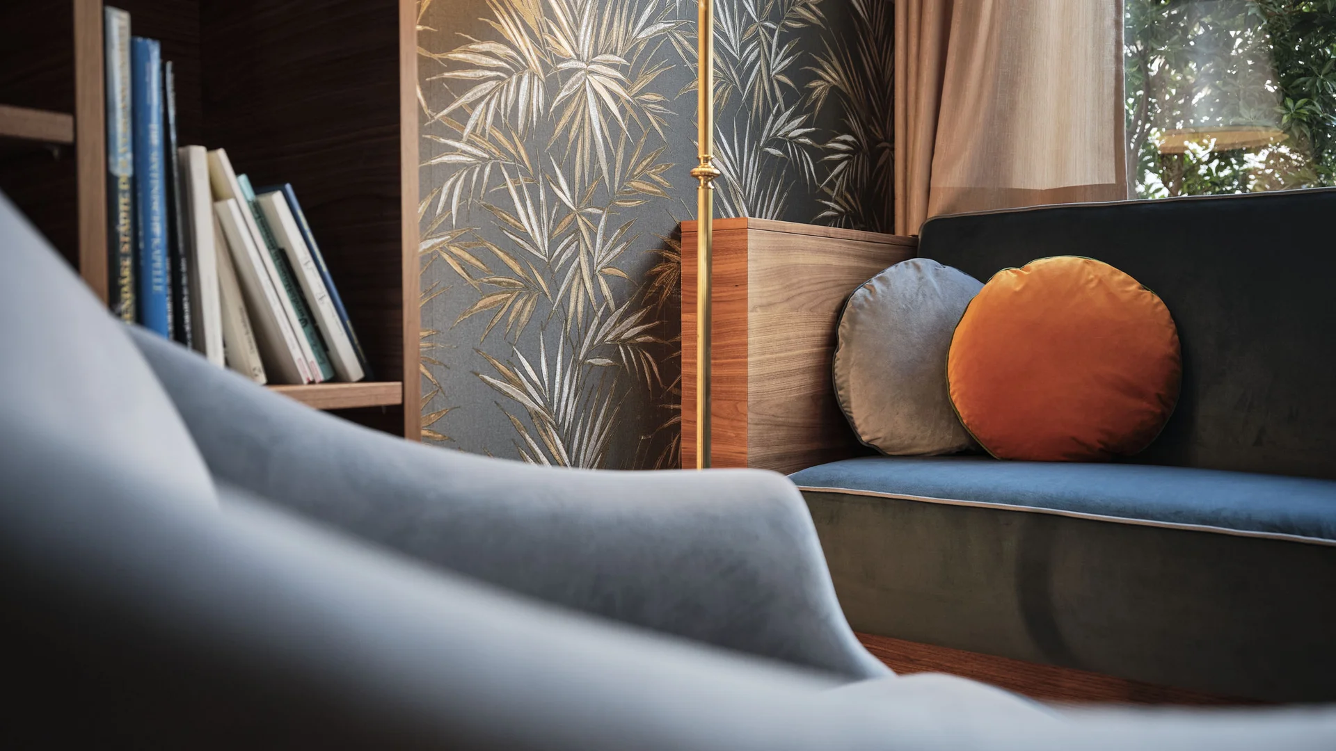Gemütliche Sitzecke mit Samtsesseln, Sofa, Kissen und eleganter Stehlampe