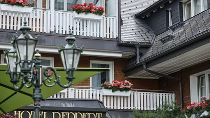 Außenansicht des Hotels Reppert mit Balkonblumen und Laternen