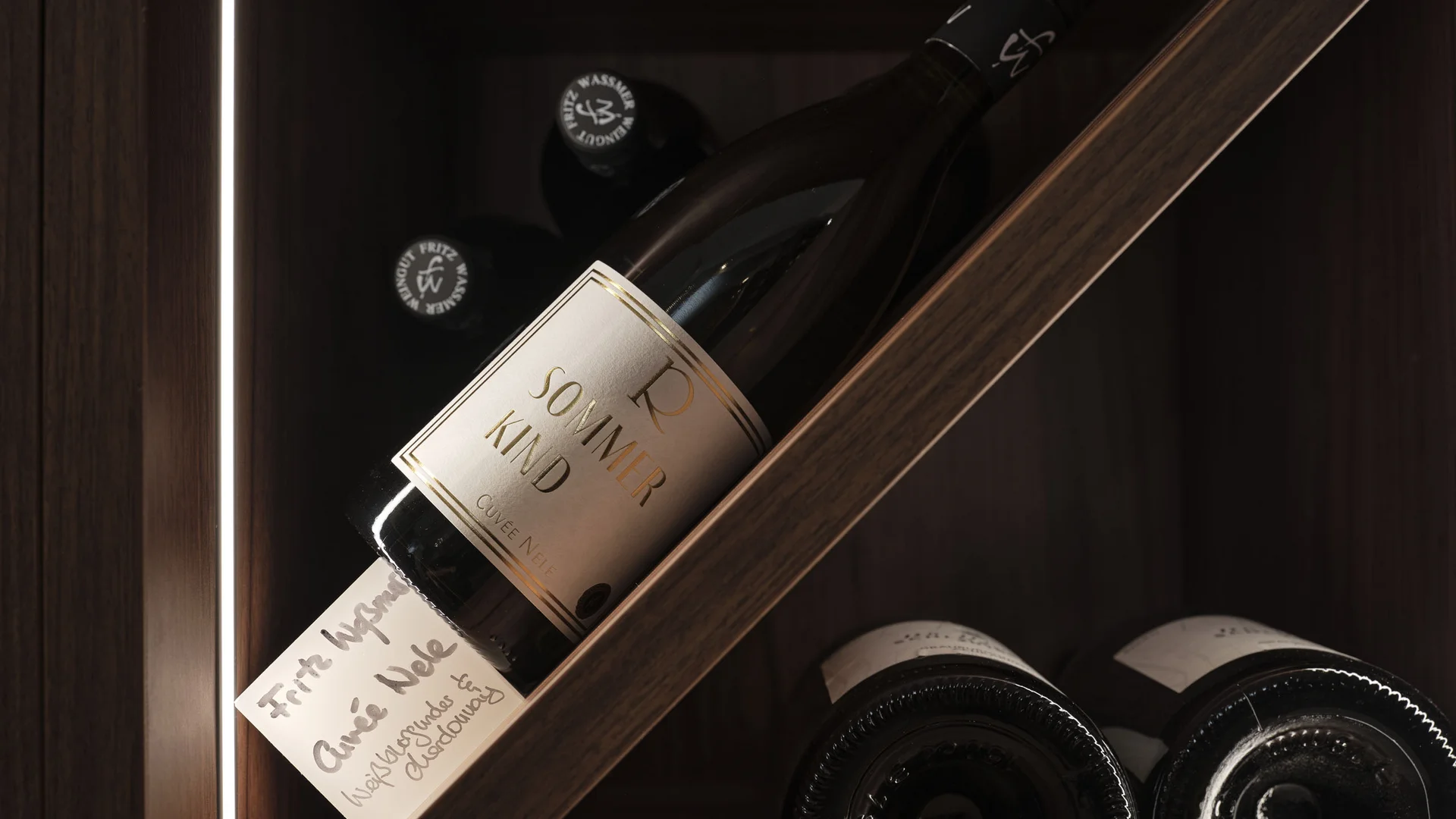 Weinflaschen in einem hölzernen Weinregal gelagert