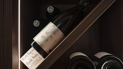 Weinflaschen in einem hölzernen Weinregal gelagert
