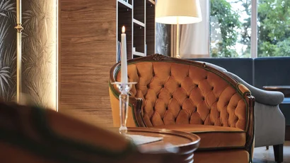 Eleganter Sessel mit Kerzenhalter und Stehlampe in stilvollem Wohnzimmer