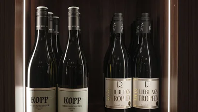 Mehrere Weinflaschen mit Labels Kopp und Mein Lieblingstropfen